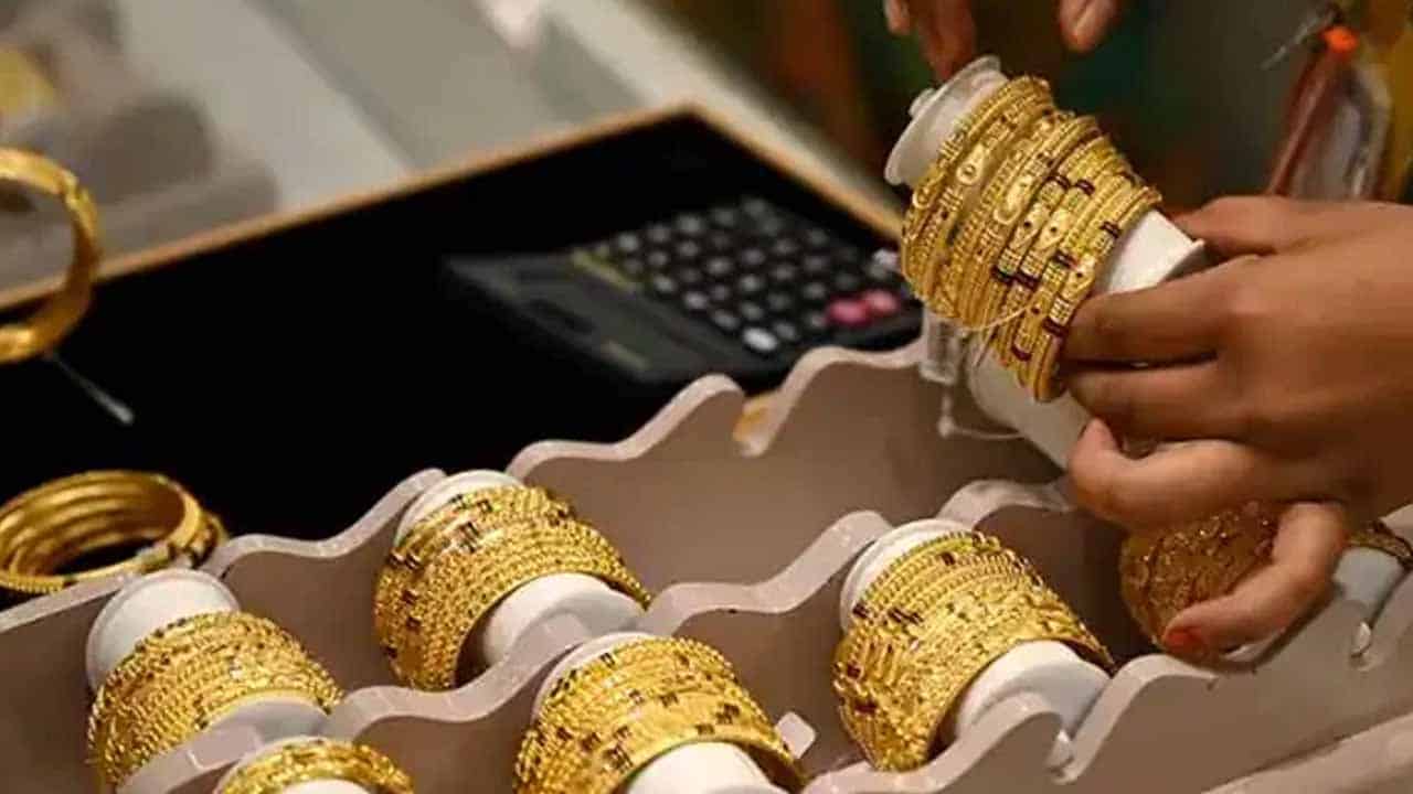 Gold continues decline for third consecutive session