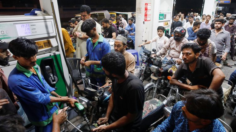 Govt Likely to SlashPetrol and Diesel Prices in Pakistan