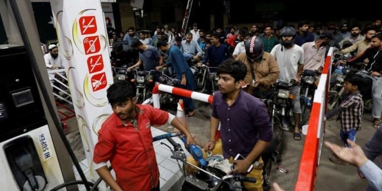 Petrol price in Pakistan Reduced By Rs15.39 Per Litre