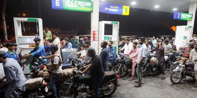 Petrol price in Pakistan slashed by Rs10 per litre