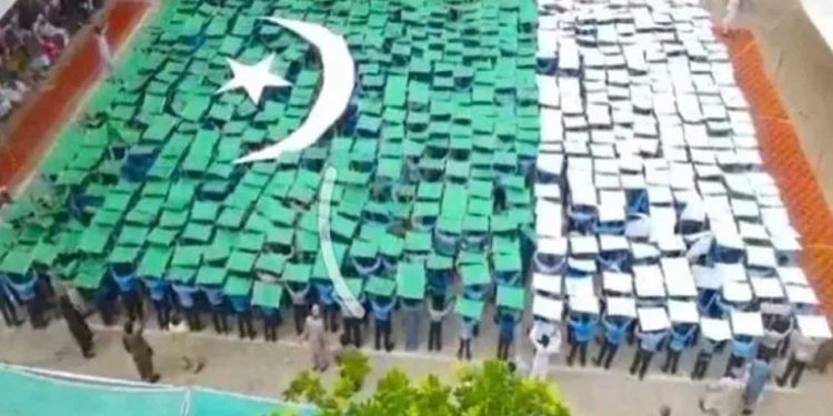 Pakpattan Students Create Massive Human Flag for Independence Day