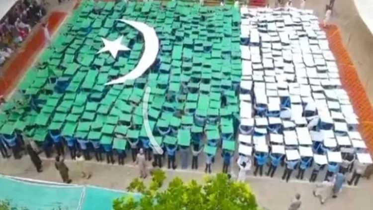 Pakpattan Students Create Massive Human Flag for Independence Day