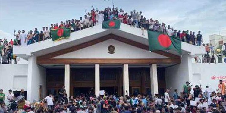 Bangladesh Awaits Interim Government; Army Chief to Meet Protesters