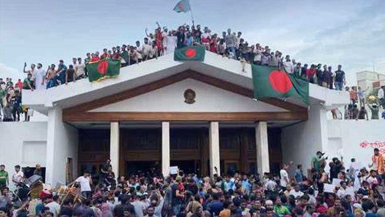 Bangladesh Awaits Interim Government; Army Chief to Meet Protesters