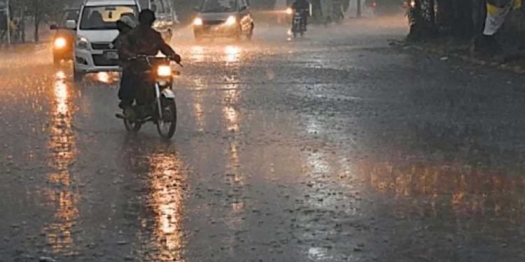 Lahore Experiences Record Breaking Rainfall, Hundreds of Feeders Trip Amid Flooding