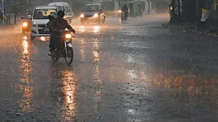 Lahore Experiences Record Breaking Rainfall, Hundreds of Feeders Trip Amid Flooding