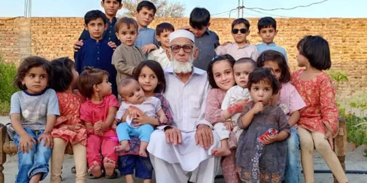 Pakistani Tribal Man Defies Norms, Educates 13 Daughters to Master’s Level