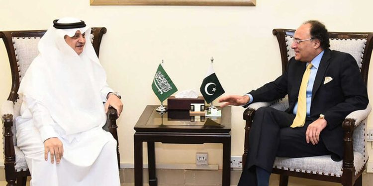 Pakistani Finance Minister Discusses Joint Ventures with Saudi Envoy