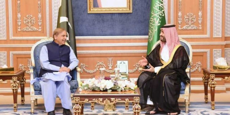 Pakistani PM Discusses Bilateral Ties, Economic Plans with Saudi Crown Prince in Riyadh