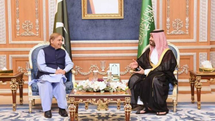 Pakistani PM Discusses Bilateral Ties, Economic Plans with Saudi Crown Prince in Riyadh