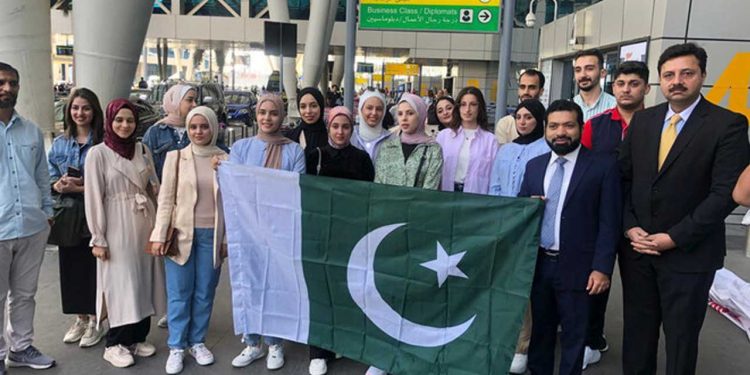 First Batch of 27 Palestinian Medical Students Departs for Pakistan to Continue Studies