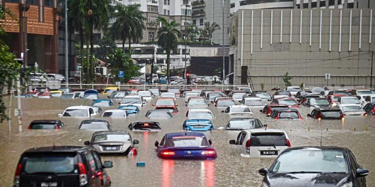 Pakistan Offers Support to Malaysia as Floods Displace Over 122,000