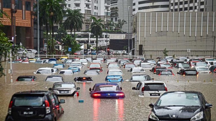 Pakistan Offers Support to Malaysia as Floods Displace Over 122,000